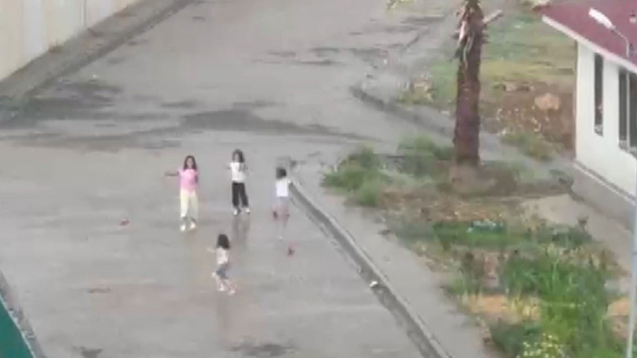 Yağmurla gelen mutluluk! Çocukların sevinci yürekleri ısıttı