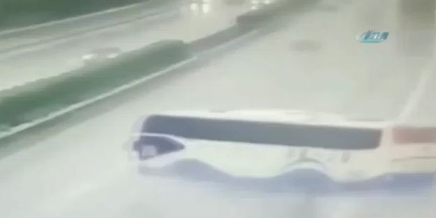 Yağmurlu yolda otobüs oradan oraya savruldu!