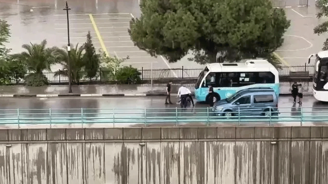 Yağmuru çekerken şoke oldu! Kaza anını tesadüfen kaydetti