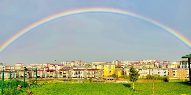 Yağmurun ardından çıkan gökkuşağı mest etti