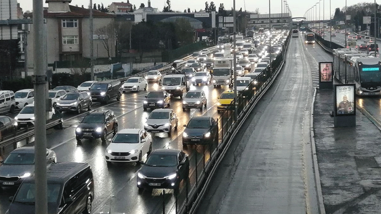 Yağmurun yağdığı İstanbul'da trafik yoğunluğu yaşanıyor
