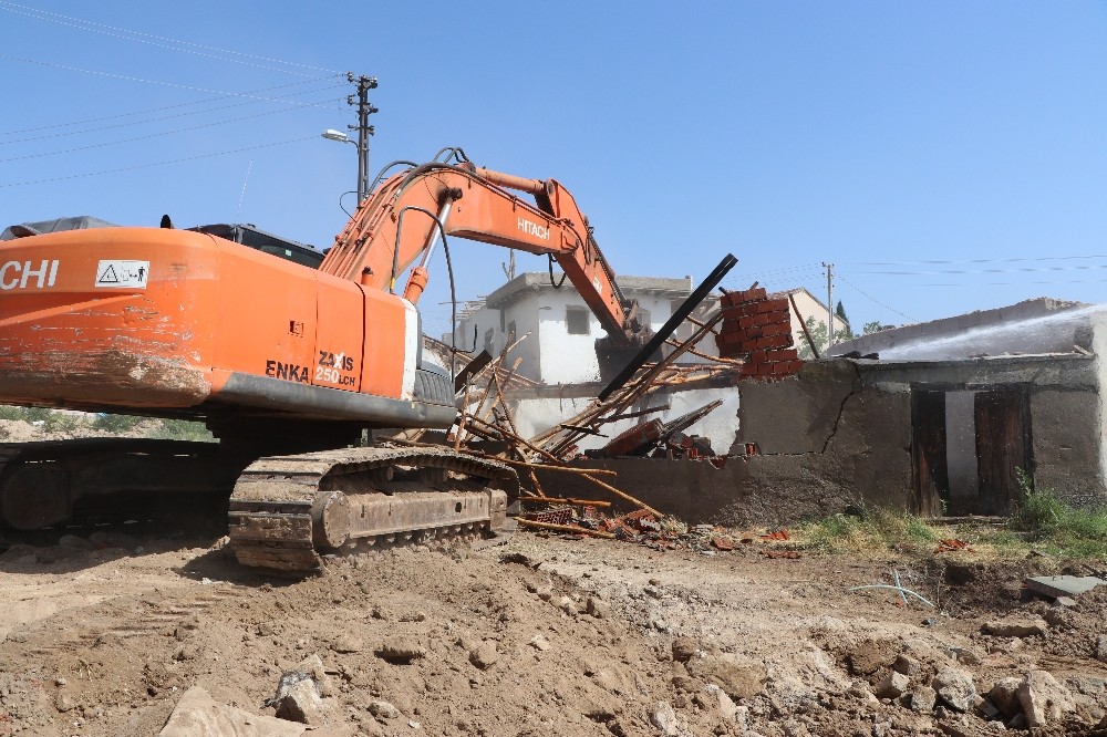 Yahşihan’da metruk binalar yıkılıyor 