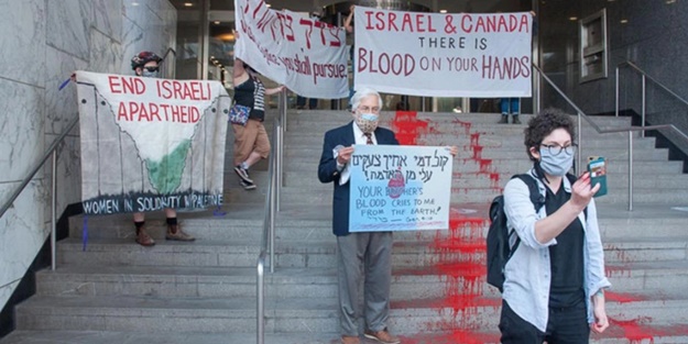 Yahudi aktivistler İsrail Konsolosluğu'nu kırmızıya boyadı: İsrail'in ne olduğunu görün