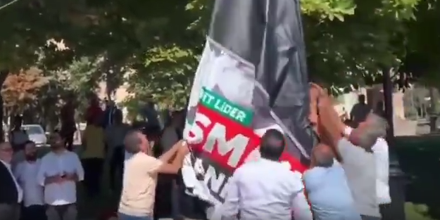 Yahudi dostu CHP'liler, Şehit Haniye'nin pankartına köpekler gibi saldırdı!