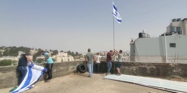 Yahudi gençler Filistinlilere ait binayı resmen gasp etti!