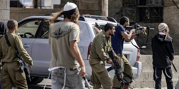 Yahudi işgalciler kudurdu, Batı Şeria'da Filistinlilerin ev ve araçlarına saldırdı