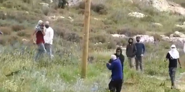 Yahudi işgalcilerden alçak hareket! Yaşlı Filistinliye taşlarla saldırdılar