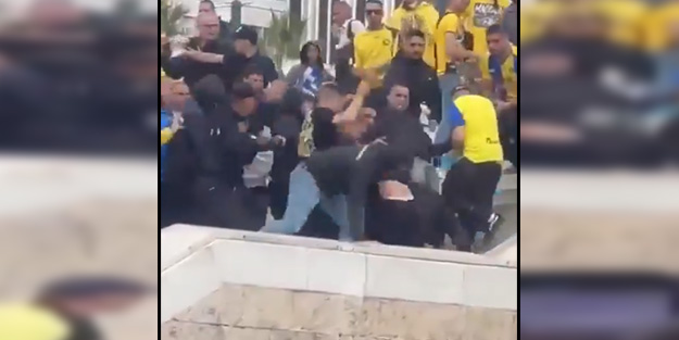 Yahudi taraftarlardan aşağılık eylem! 'Özgür Filistin' sloganı atan kişiyi linç ettiler