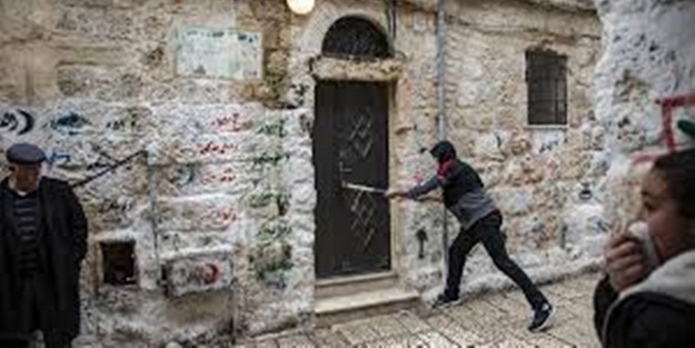 Yahudi yerleşimcilerden bir alçaklık daha! Kız çocuğuna bakın ne yaptılar