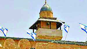 Yahudiler, camiye İsrail bayrağı astı