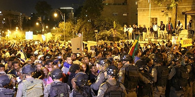 Yahudiler İsrail'i protesto etti