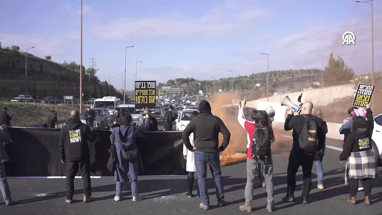 Yahudiler otoyolu kapattı