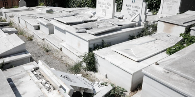 Yahudilere ait mezar taşlarını tahrip eden 2 çocuk adliyeye sevk edildi