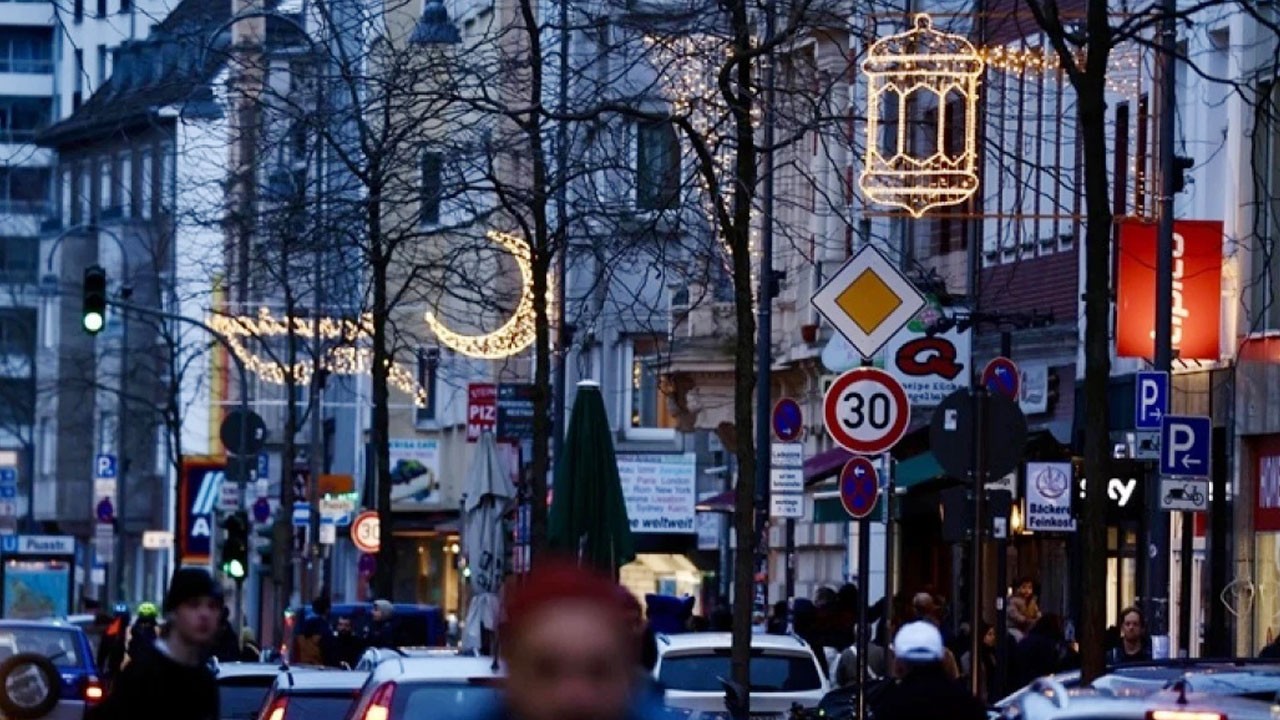 Yahudinin ampulünü patlatsalar Başbakan ayaklarına koşardı! Saldırı İslam’a ve Müslüman’a olunca tüm Almanya sus pus!
