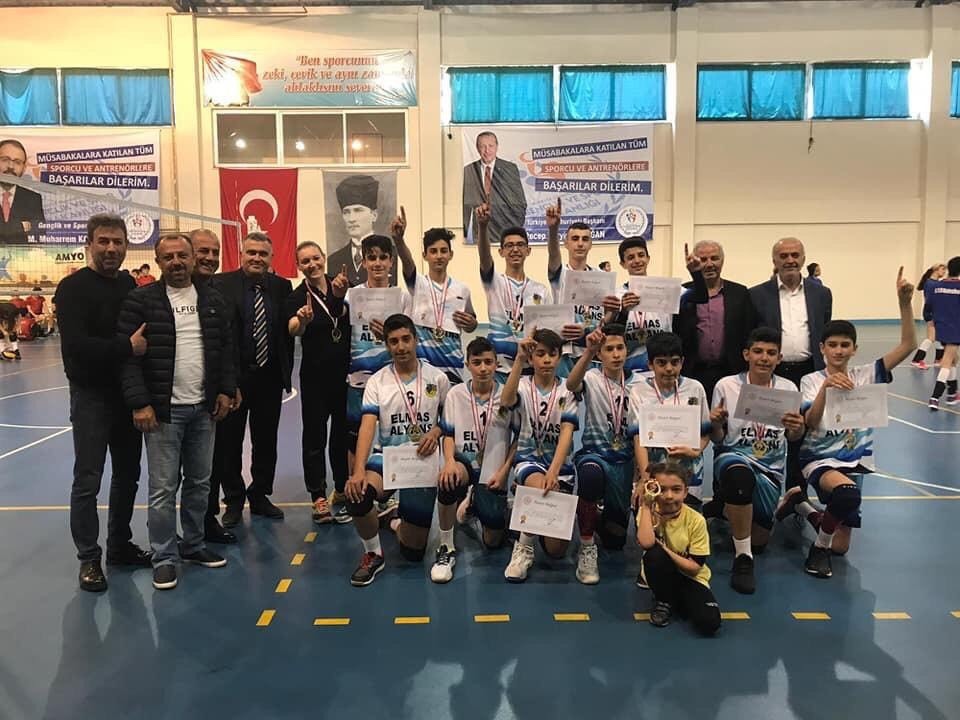 Yahya Kemal Beyatlı Ortaokulu yarı finalde