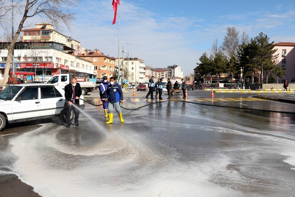 Yahyalı’da cadde ve sokaklar deterjanla yıkanıyor 
