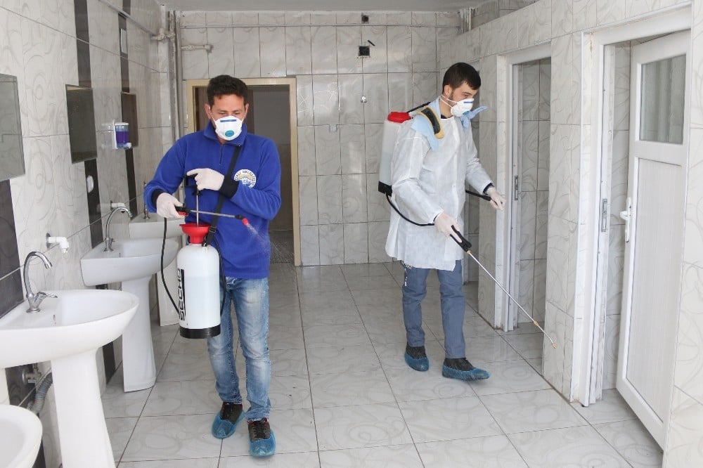 Yahyalı’da koronavirüs tehdidine karşı okullar dezenfekte ediliyor 