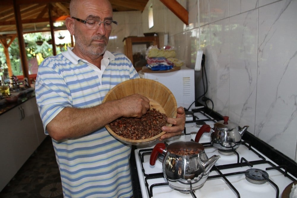 Yakacak olarak kullanılan fındık kabuğundan çay yaptı 
