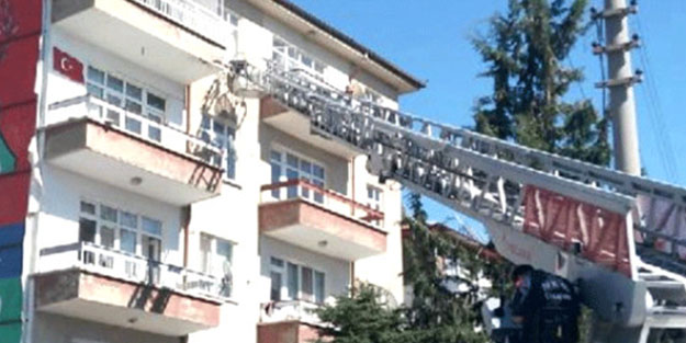 Yakalanacağını anlayan hırsız evdeki kadını rehin aldı!