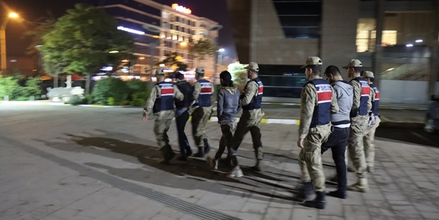Yakalanan düzensiz göçmenler sınır dışı edildi
