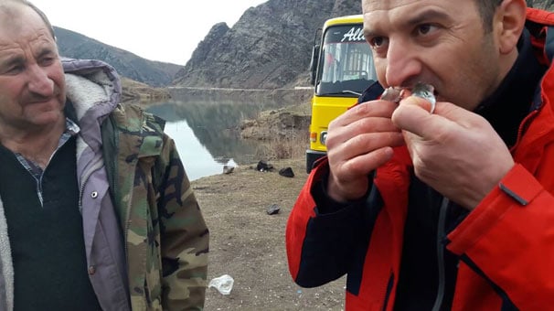 Yakalar yakalamaz çiğ çiğ yedi