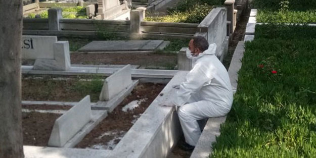 Yakın dostu Ömer Döngeloğlu’nu yalnız bırakmayan Dursun Ali Erzincanlı’nın fotoğrafı gözleri yaşarttı