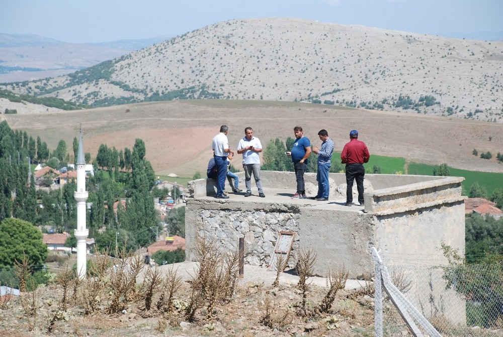 Yakınları ile iletişim kurmak için tepeye çıkıyorlar 