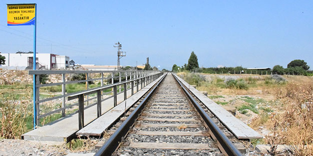 Yaklaşan treni görünce panikleyip köprüden atladı