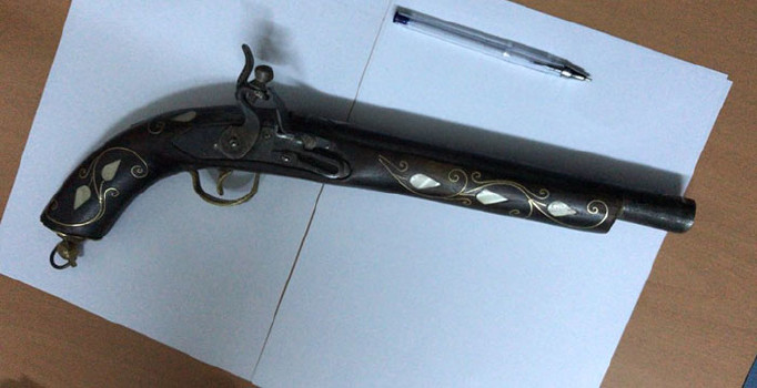 Yaklaşık 170 yıllık tarihi tüfek ele geçirildi