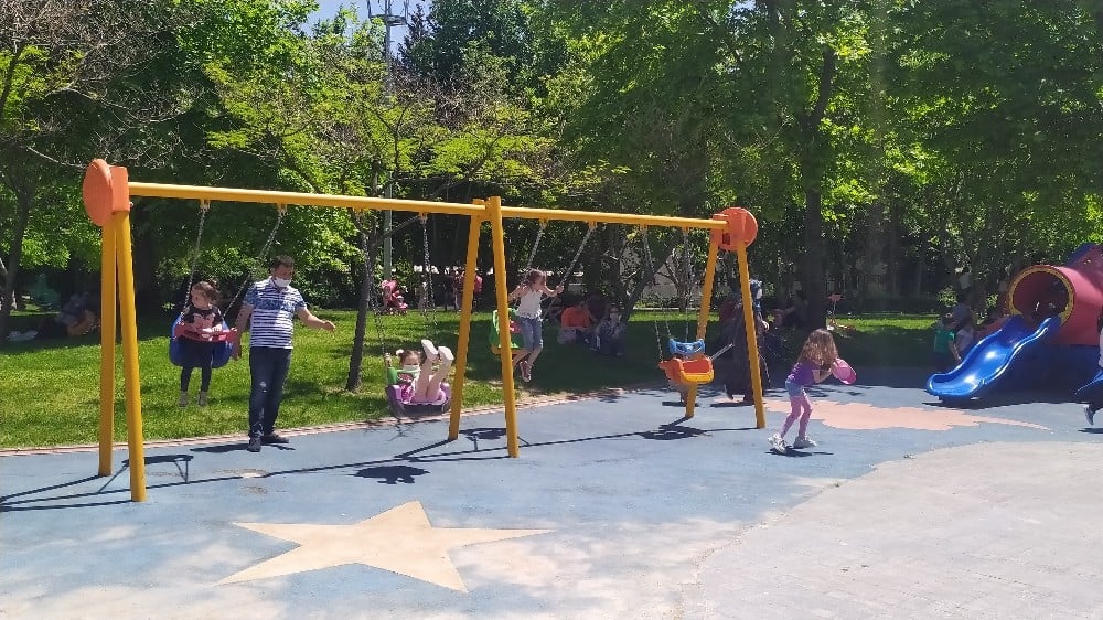 Yaklaşık iki aydır evden çıkmayan çocuklar parklara akın etti 