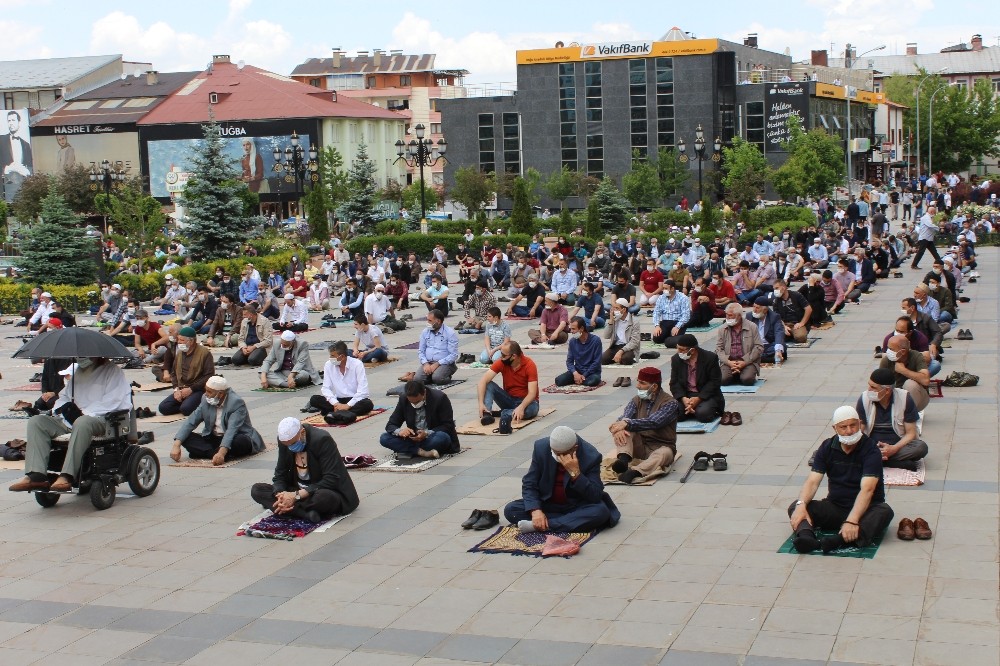 Yakutiye Kent Meydanı’nda Cuma namazı yoğunluğu 