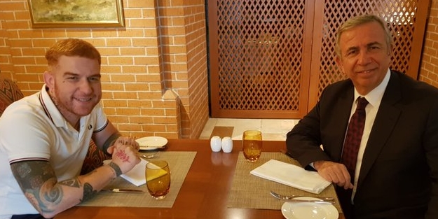 'Yalaka' şarkıcı Gökhan Özoğuz, kapı kapı siyasetçileri dolaşıyor! Bu kez övgüler dizdiği Mansur Yavaş ile buluştu