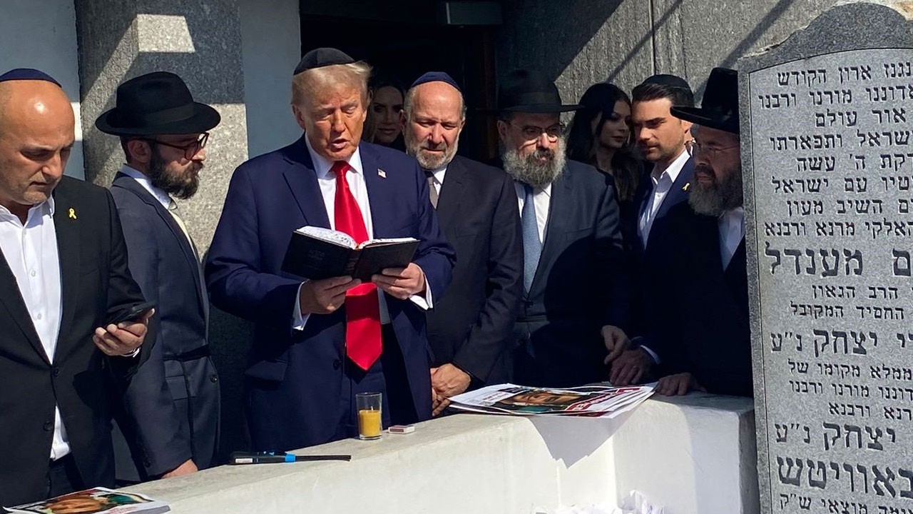 Yalakalıkta yarışıyorlar! Trump Yahudi Haham'ın mezarını ziyaret etti