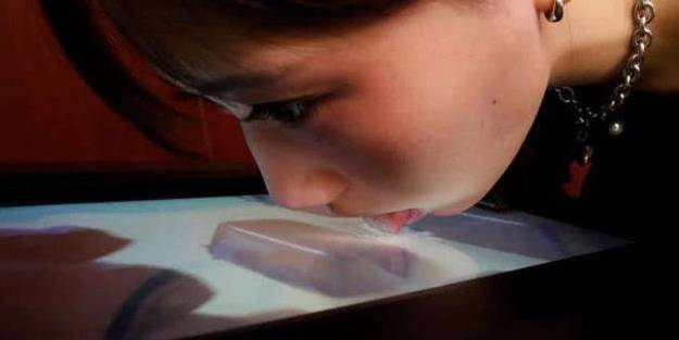 Yalanabilir televizyon icat edildi. Ekrandaki yemekleri tadıyorlar