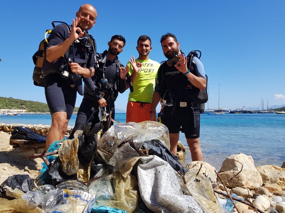 Yalıçiftlik’te deniz dibi temizliği 