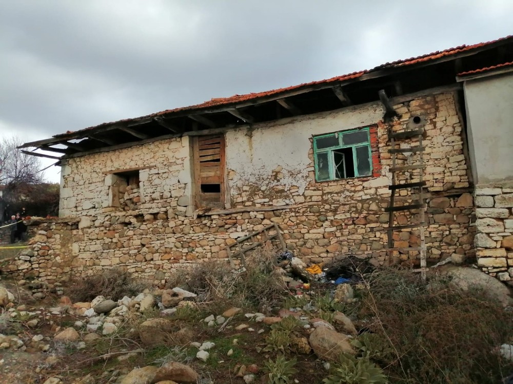 Yalnız yaşadığı evinde ölü bulundu 