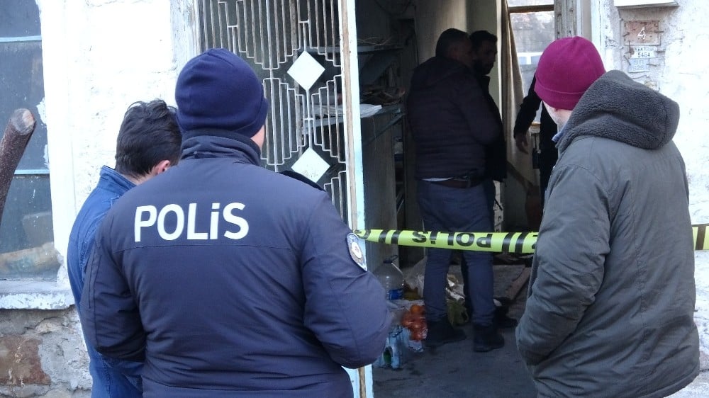 Yalnız yaşayan yaşlı adam evinde ölü olarak bulundu 