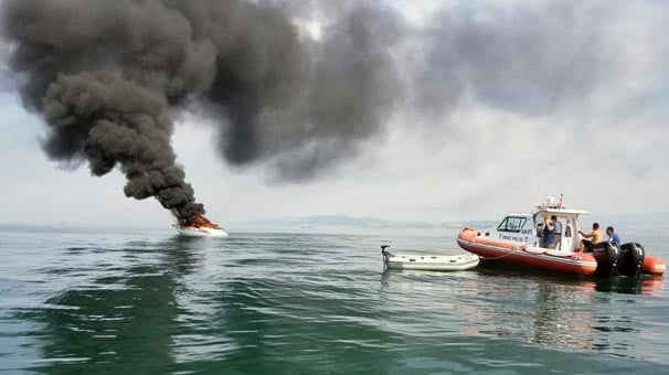 Yalova açıklarında 16 metrelik tekne denizin ortasında alev alev yandı