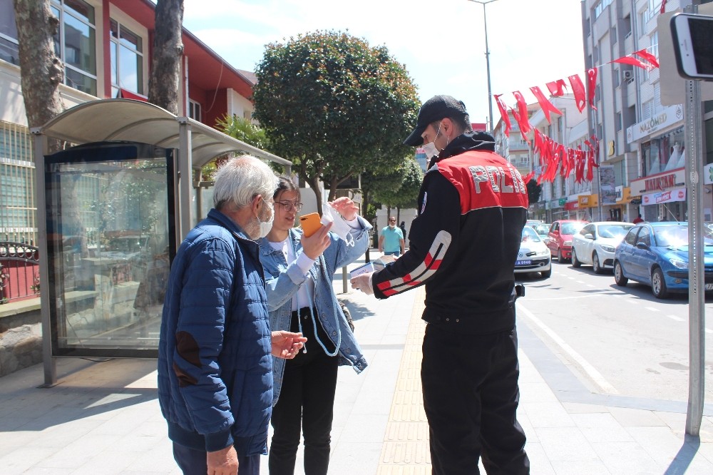 Yalova polisi vatandaşlara maske dağıttı 