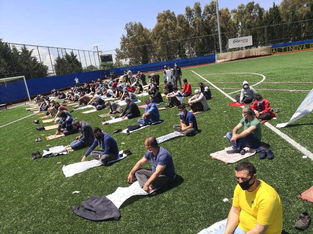 Yalova’da 2.5 ay sonra ilk cumada alanlar doldu taştı 