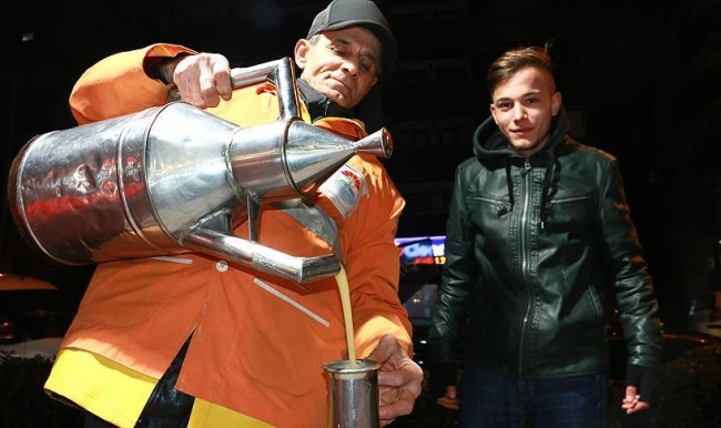 Yalova'da 36 yıldır güğümle boza satıyor