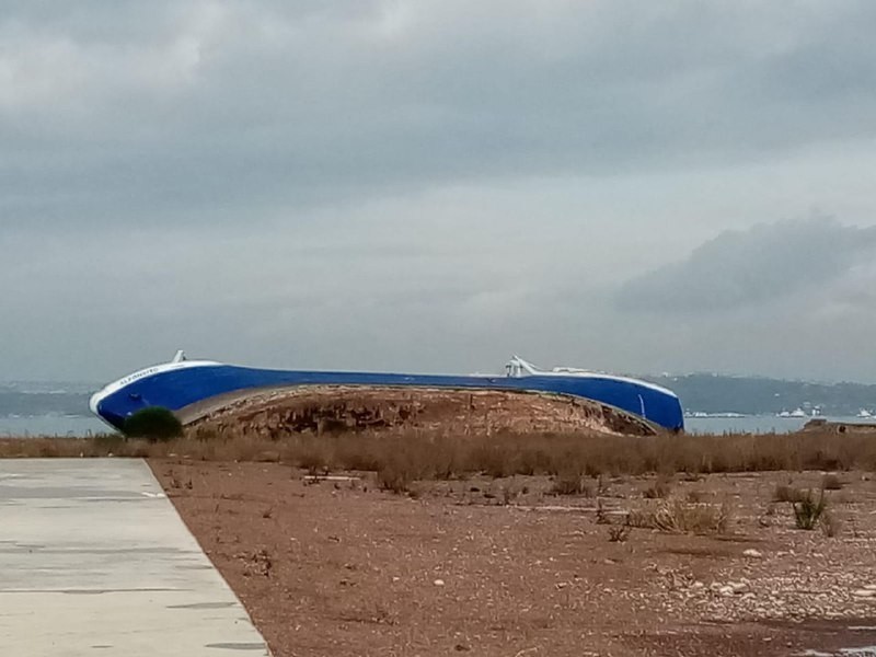 Yalova’da fırtınada sürüklenen gemi yan yattı 