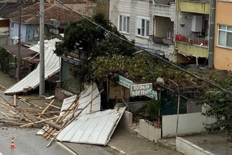 Yalova'da fırtınanın savurduğu çatı 2 kişiyi yaraladı