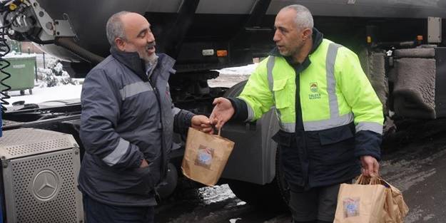 Yalova'da geçiş izni verilmeyen araçlara kumanya dağıtıldı