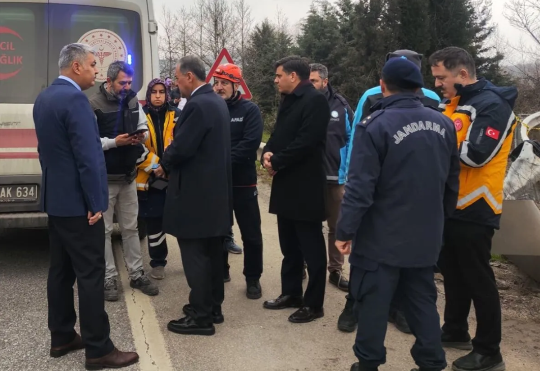 Yalova'da işçi servisi devrildi: 1 ölü, 20 yaralı