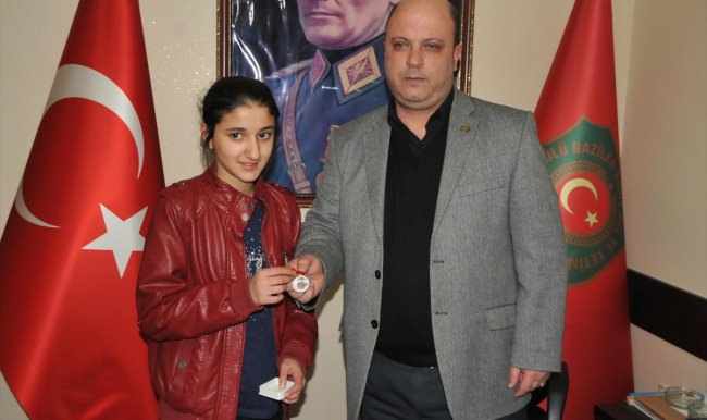 Yalova'da kazandığı altını şehit aileleri ve gaziler derneğine bağışladı