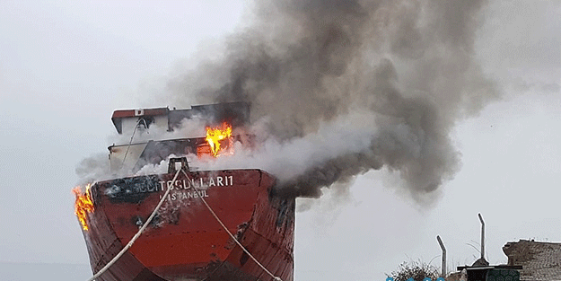 Yalova'da konteyner gemisi yandı