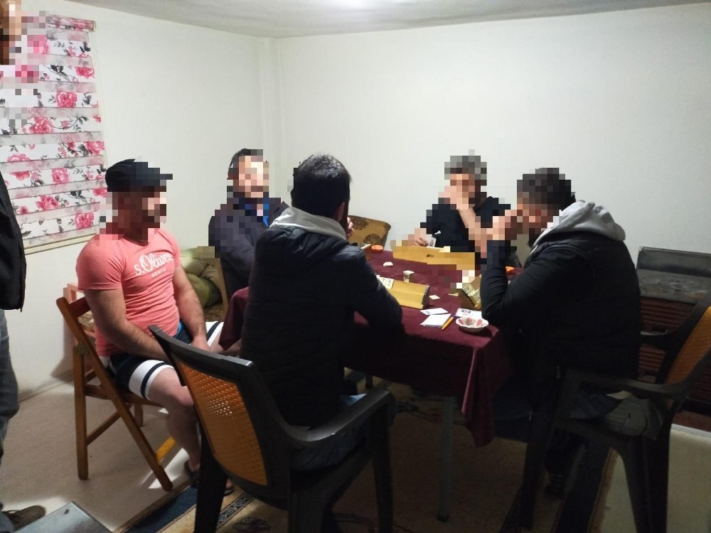 Yalova’da kumarhaneye dönüştürülen eve şok baskın 