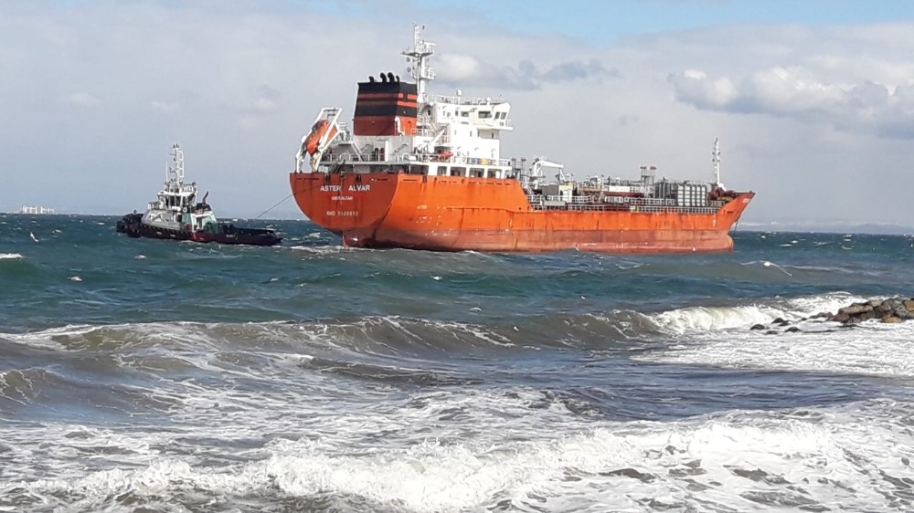 Yalova’da petrol tankeri karaya oturdu 