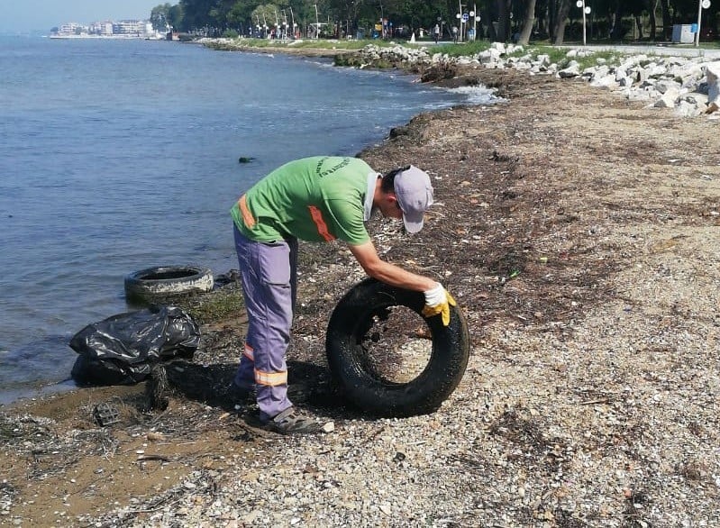 Yalova’da sahil temizleniyor 